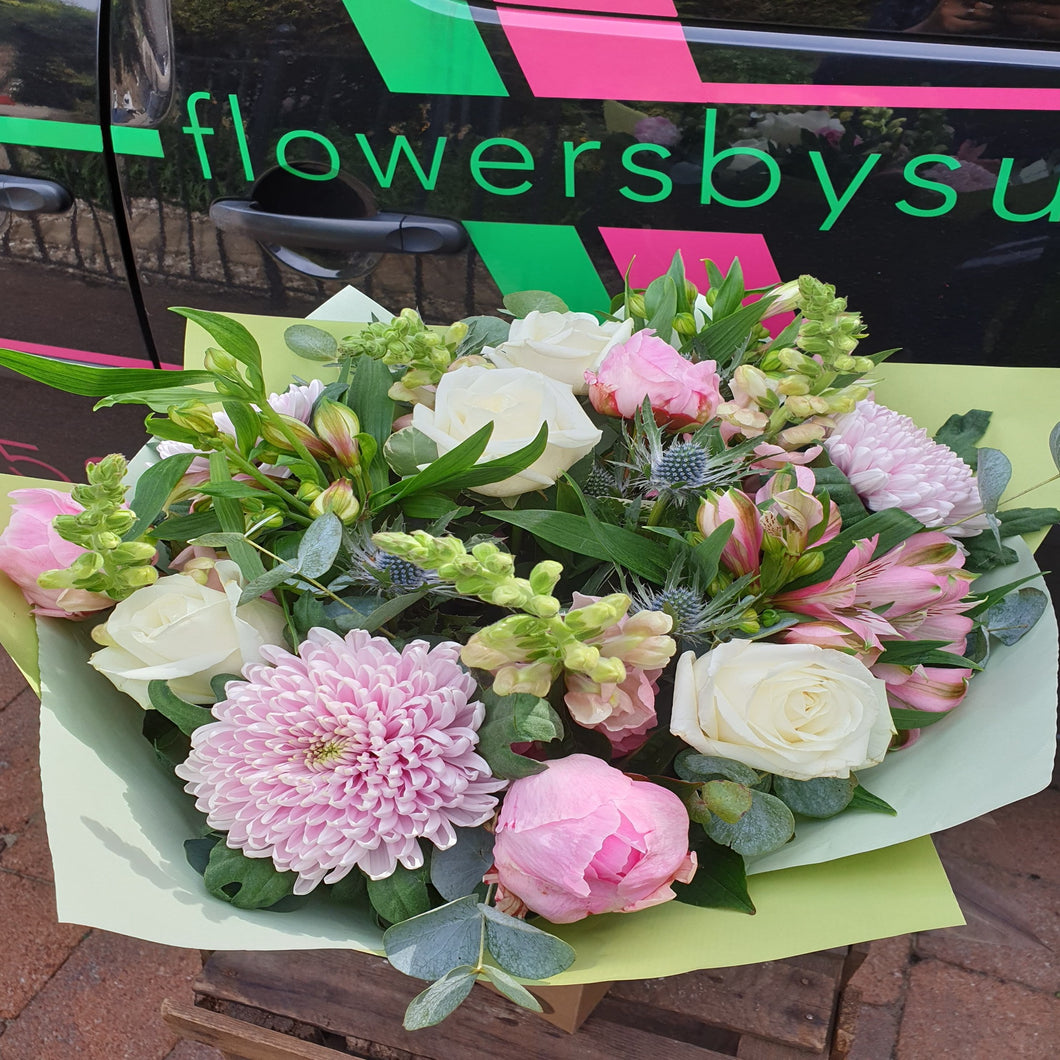 Seasonal flowers delivered in Glasgow. Florist Choice bouquet. Flowers for a gift. Local flower delivery in Glasgow. Bespoke flower design. Beautiful blooms